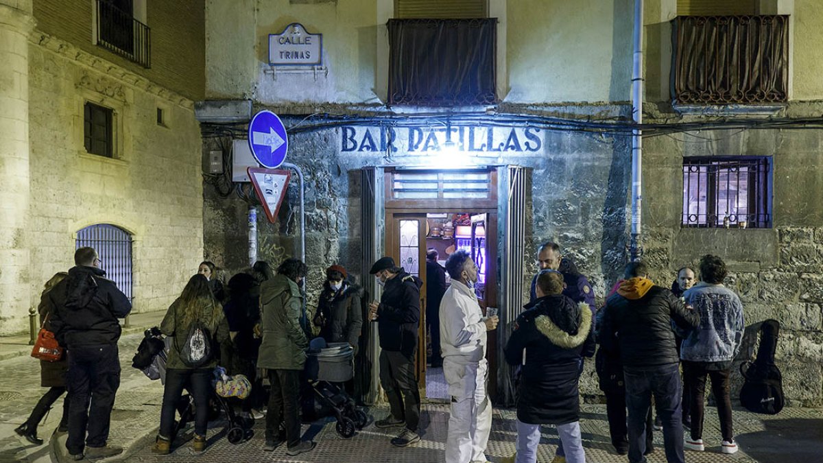 La tarde del jueves se animó el exterior del bar con el reencuentro de ‘patilleros’ de varias generaciones. SANTIOTERO