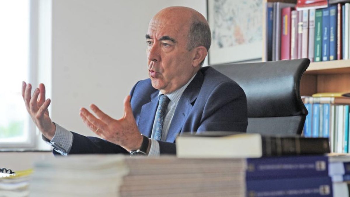 Fernando Puente en el despacho de la notaría Condestable.-ISRAEL L. MURILLO