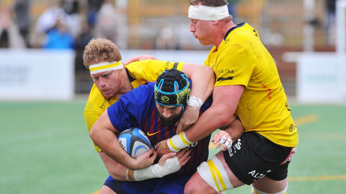 Snyman y Ascroft-Leigh, baja en este partido, frenan el ataque culé. SANTI OTERO