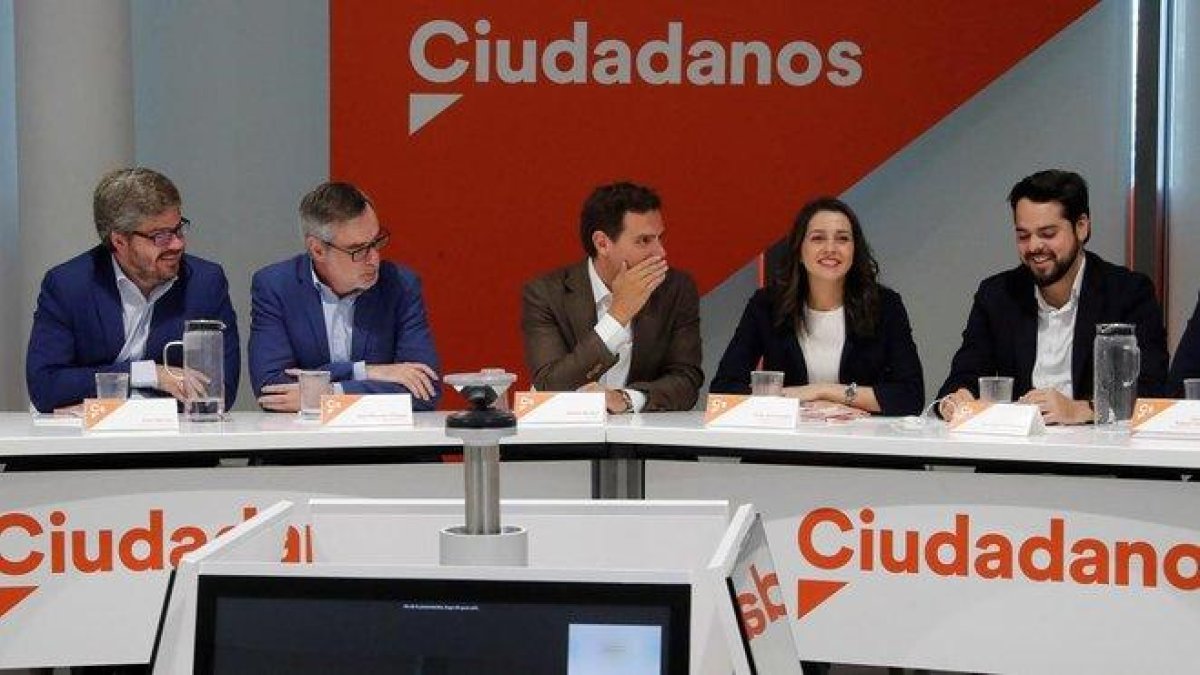 Rivera, entre Villegas y Arrimadas y junto a otros dirigentes de Ciudadanos, durante la reunión del Comité Ejecutivo que han celebrado este lunes.-EFE / ZIPI