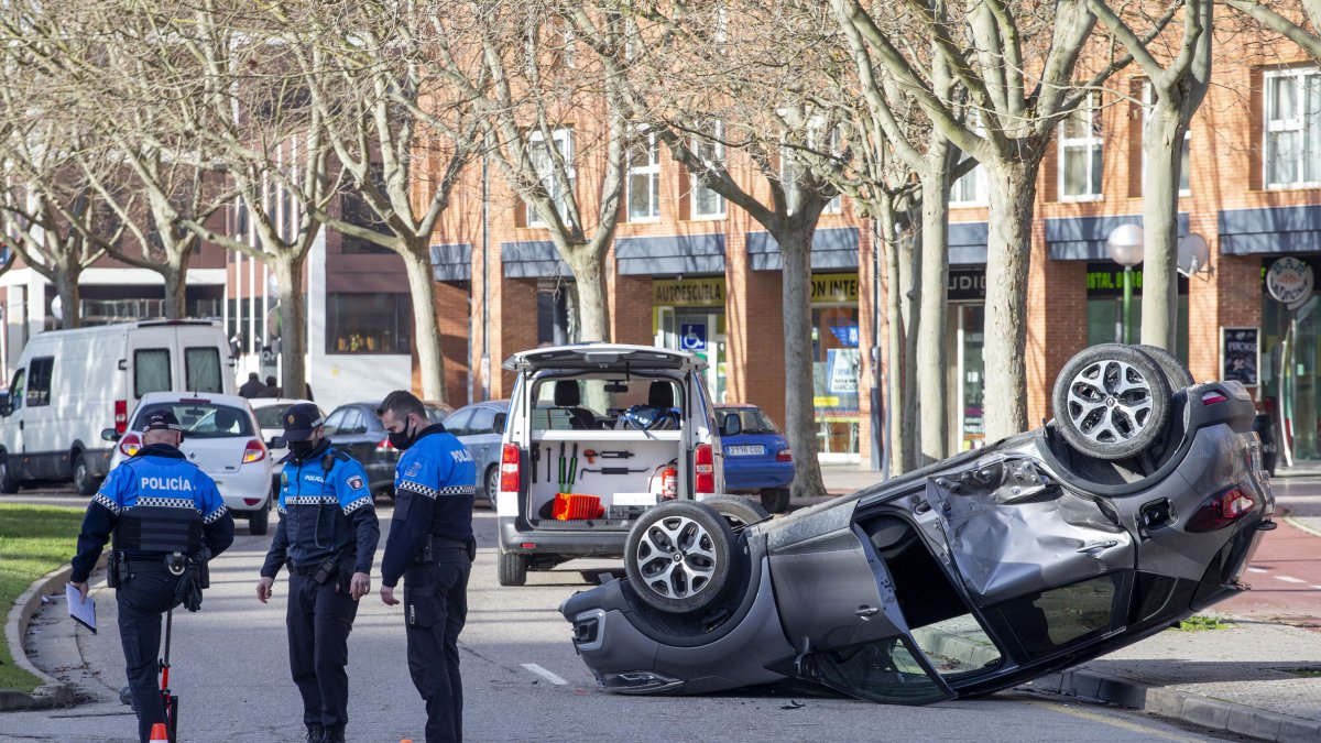 Agentes de la Policía Local, en el lugar del accidente. SANTI OTERO