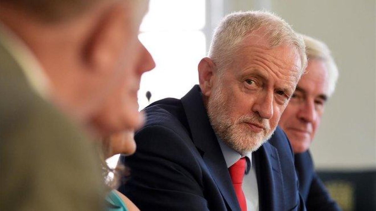 El líder laborista, Jeremy Corbyn, durante la reunión que ha mantenido este martes con otros líderes de la oposición.-DANIEL LEAL-OLIVAS (AFP)