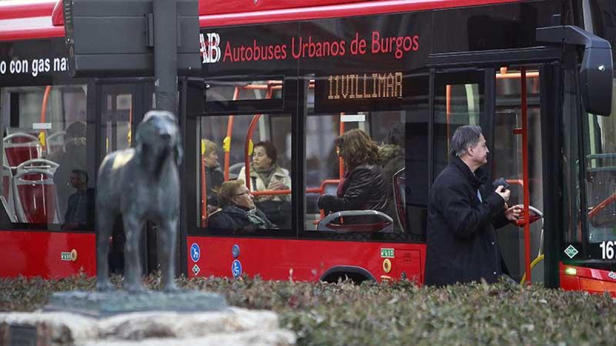 Un viajero sube al autobús de la línea de Villímar en las cercanías de la plaza de España.-RAÚL G. OCHOA