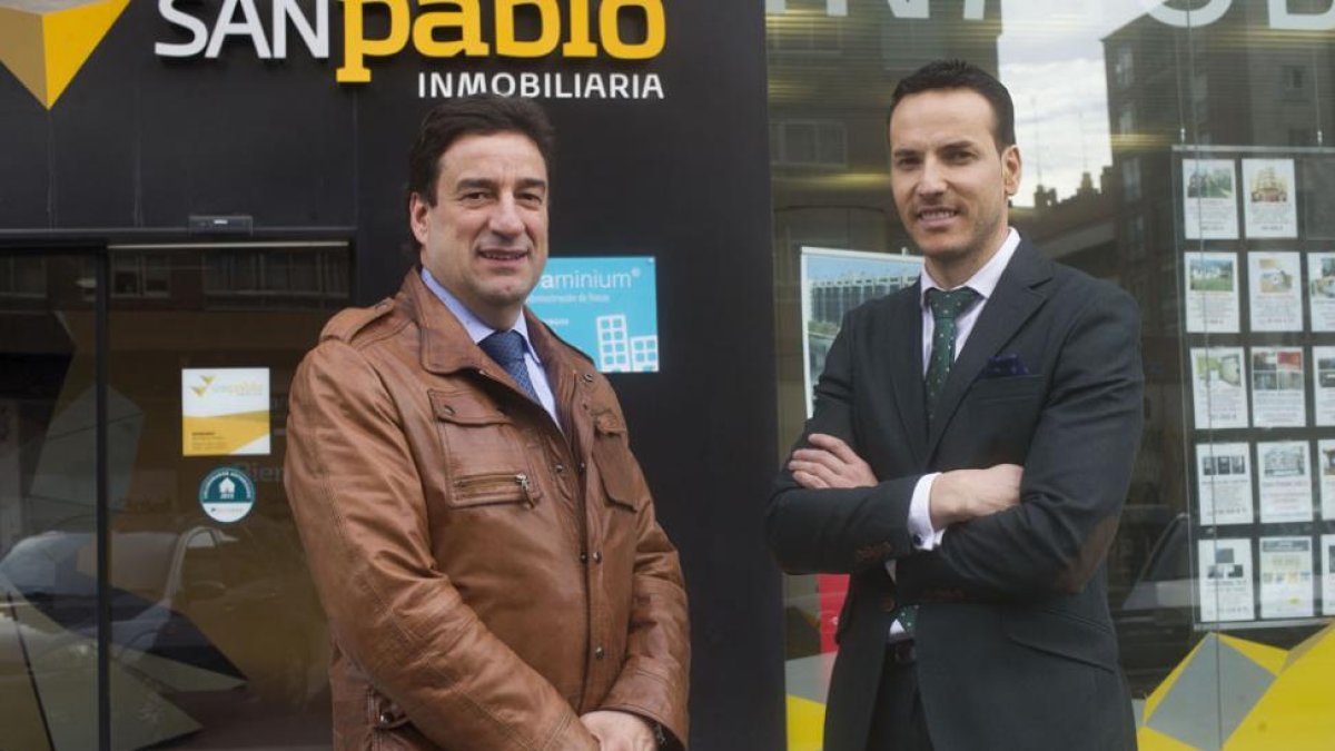 Jesús Martínez y Félix Sancho, presidente y vicepresidente (también patrocinador) del San Pablo Inmobliaria CB Miraflores.-ISRAEL L. MURILLO