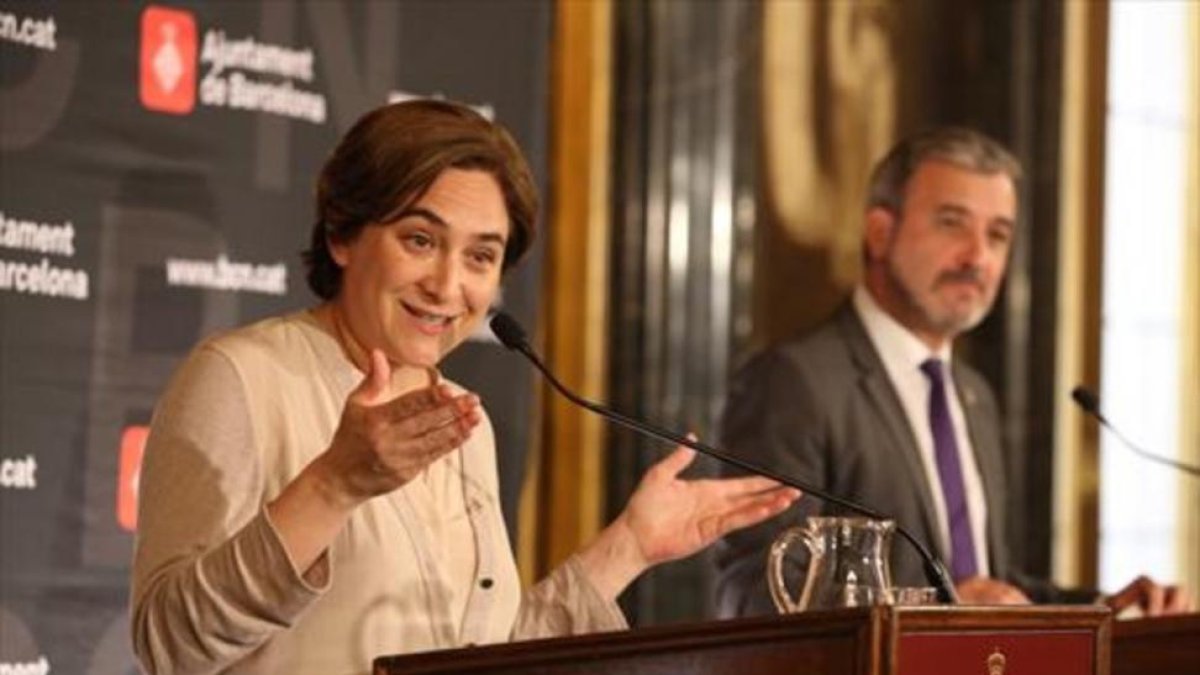 Ada Colau y Jaume Collboni, en el acto de firma del pacto de gobierno, en el 2016.-/ RICARD CUGAT