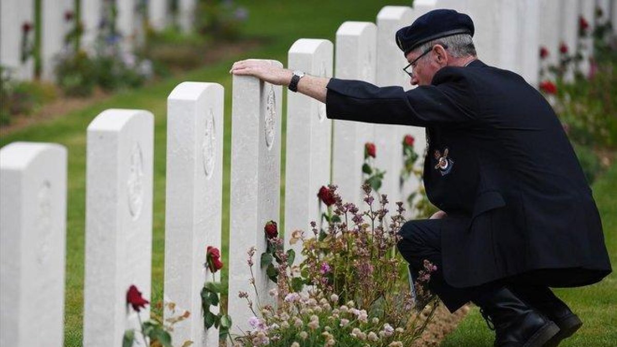 Un veterano visita el Cementerio de la Commonwealth con motivo de las celebraciones del 75º aniversario del desembarco de Normandía.-EFE / NEIL HALL