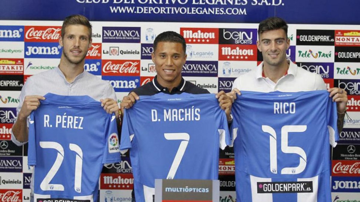 Diego Rico (derecha), junto a Machís y Rubén Pérez, en su presentación.-