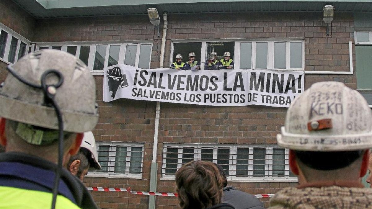 Los trabajadores de la Hullera, en una imagen de archivo durante un encierro para defender el futuro del carbón.-ICAL