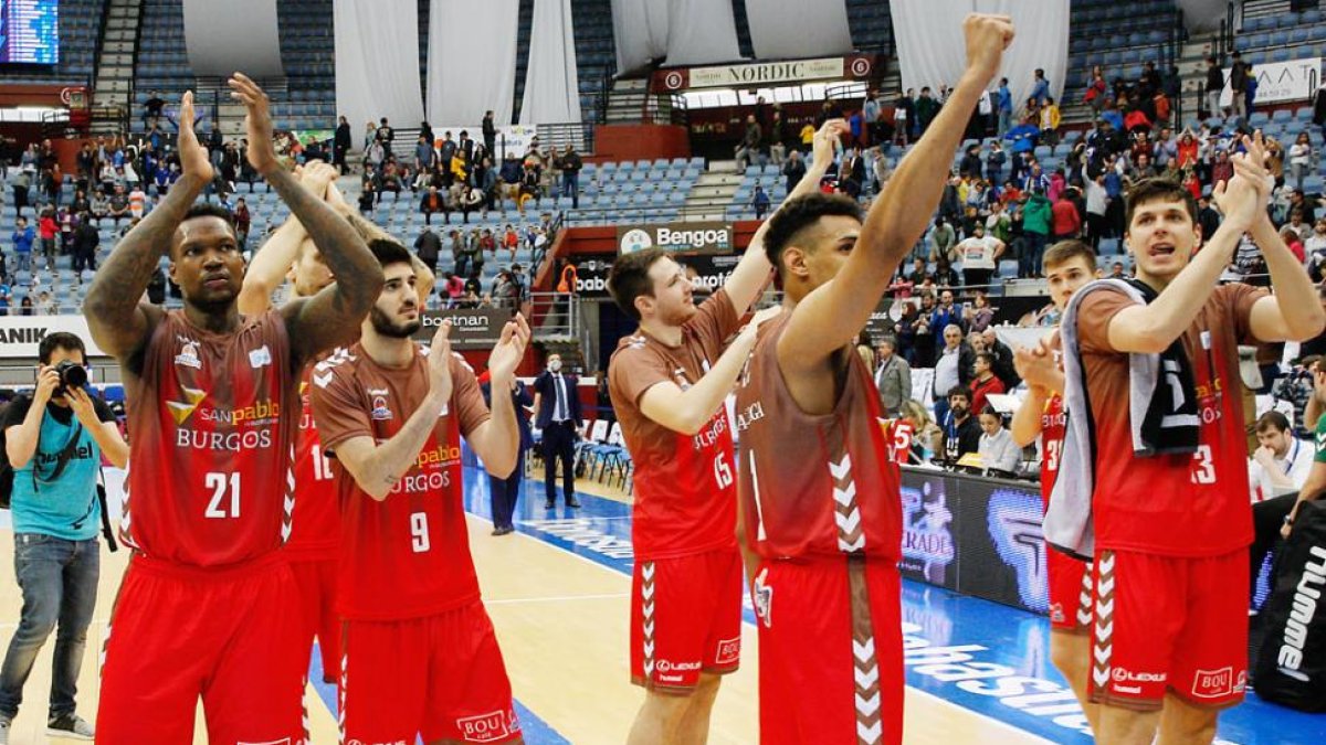 Los jugadores del San Pablo celebran la victoria conseguida el pasado domingo en San Sebastián.-ACB PHOTO / L. GARCÍA