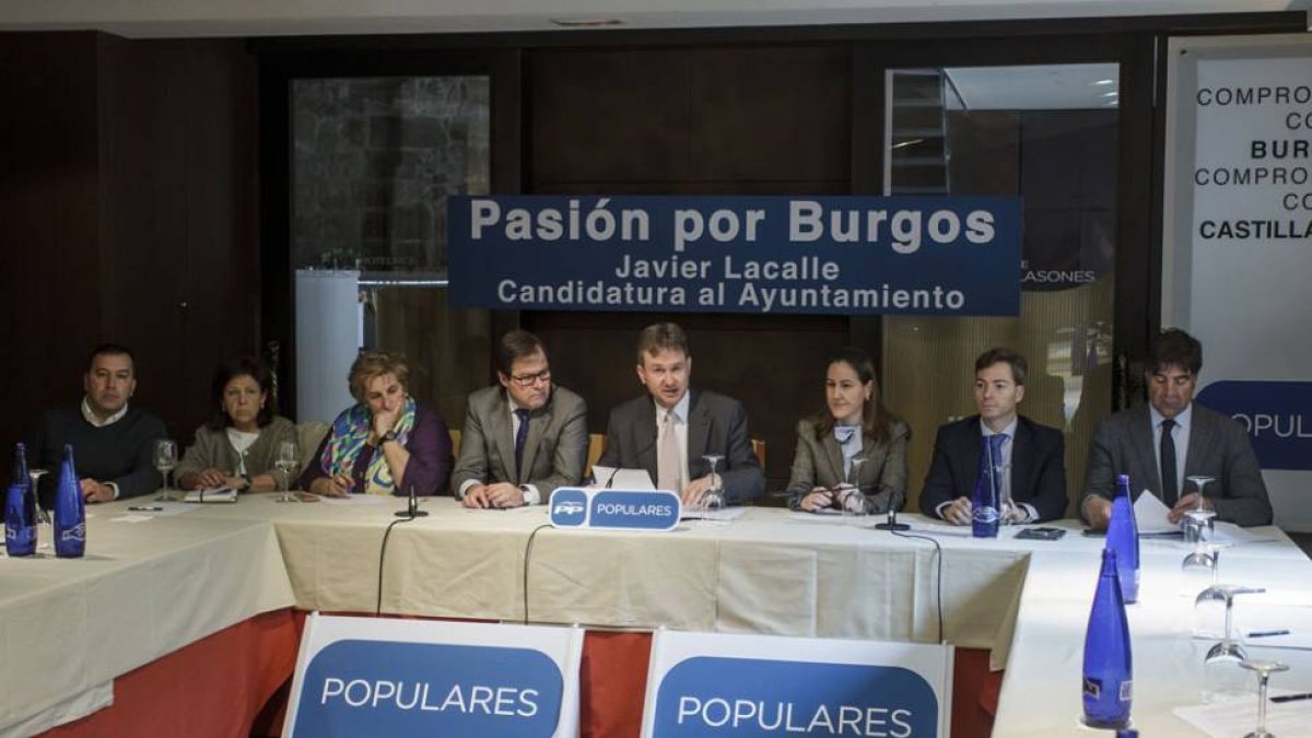 El candidato a la Alcaldía del PP, Javier Lacalle (en el centro), estuvo acompañado de buena parte del su lista de colaboradores.-SANTI OTERO
