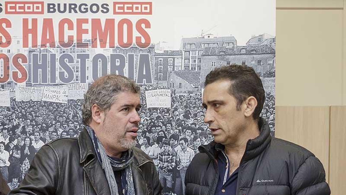 El secretario general de CCOO, Unai Sordo (I), charla con el de Castilla y León, Vicente Andrés.-S. OTERO