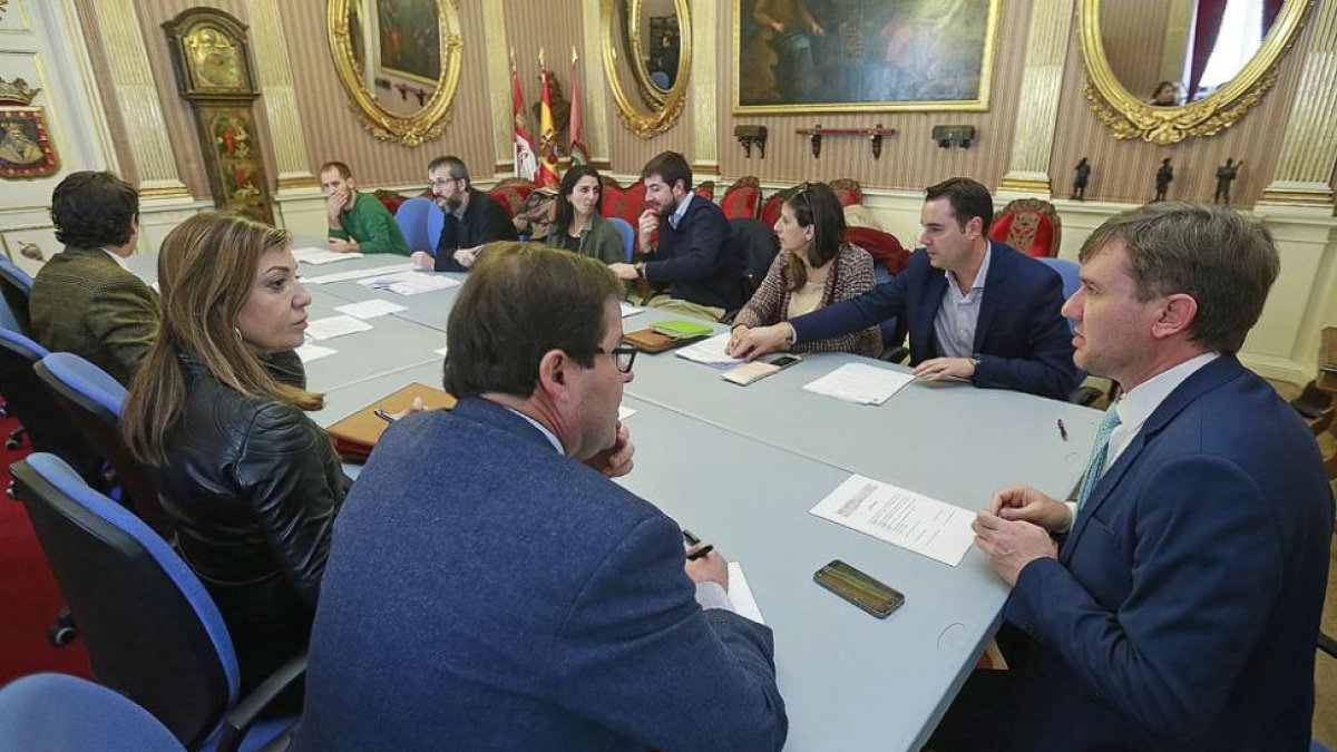 Imagen de archivo de una de las reuniones del consejo de administración de Parkmusa.-ISRAEL L. MURILLO