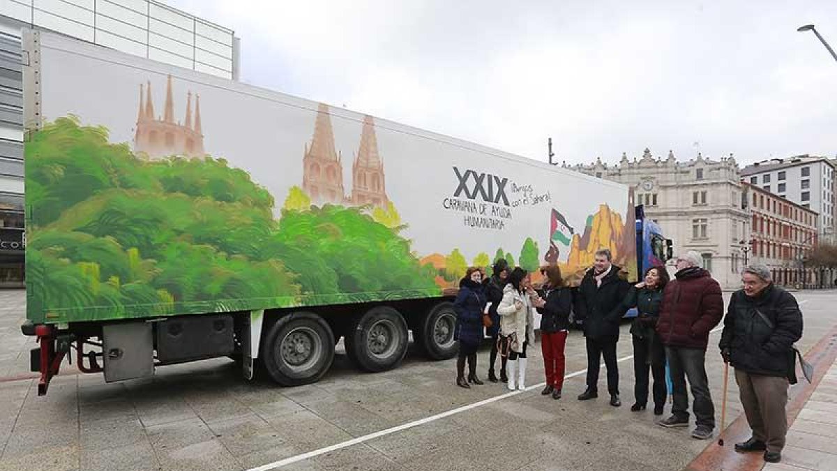 En la imagen, el alcalde, con miembros de la asociación junto al camión de ayuda humanitaria.-RAÚL G. OCHOA