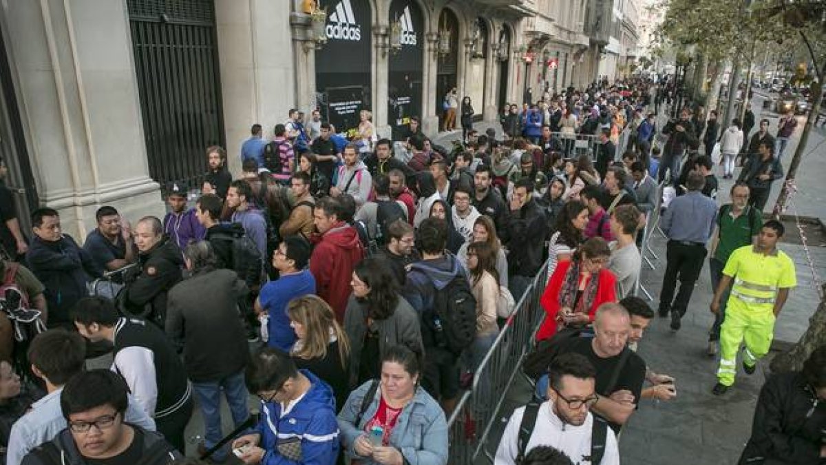 Cola ante la tienda de Apple en el paseo de Gràcia de Barcelona, a primera hora de este viernes.-Foto: JOAN CORTADELLAS