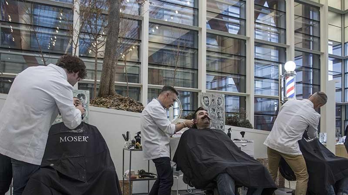 Una de las acciones más vistosas de esta iniciativa se desarrollo en el MEH con un afeitado público solidario.-SANTI OTERO