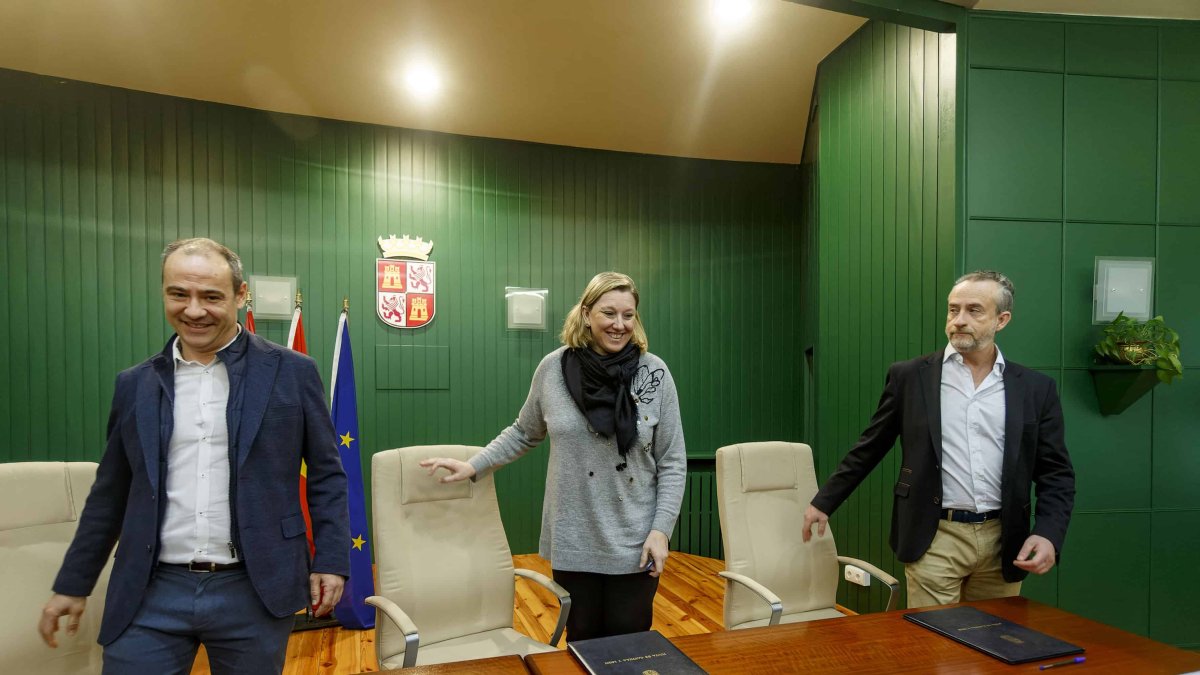 Diego Juez, de Acalerte, Isabel Blanco, consejera de Familia de la Junta, y Jorge Sainz, de Lares. SANTI OTERO