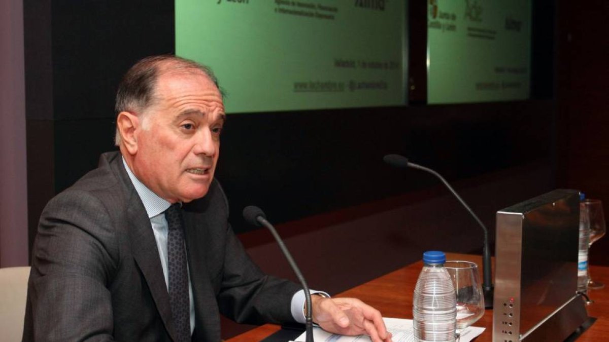 El consejero de Economía y Empleo, Tomás Villanueva, clausura la jornada 'Novedades I+D+i. Aspectos prácticos y experiencias de empresa', que se celebra en Boecillo (Valladolid)-Ical