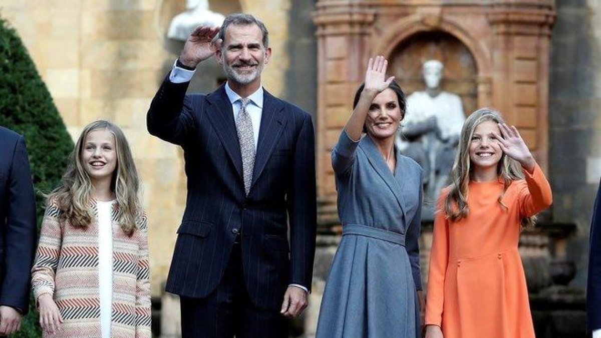 Felipe, Letizia, la princesa Leonor y la infanta Sofía, hoy a su llegada a Oviedo.-EFE / BALLESTEROS