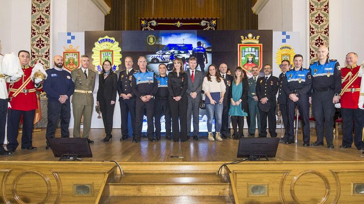 Foto de familia de todos los homenajeados en el acto celebrado ayer en el antiguo convento de las Bernardas.-ISRAEL L. MURILLO