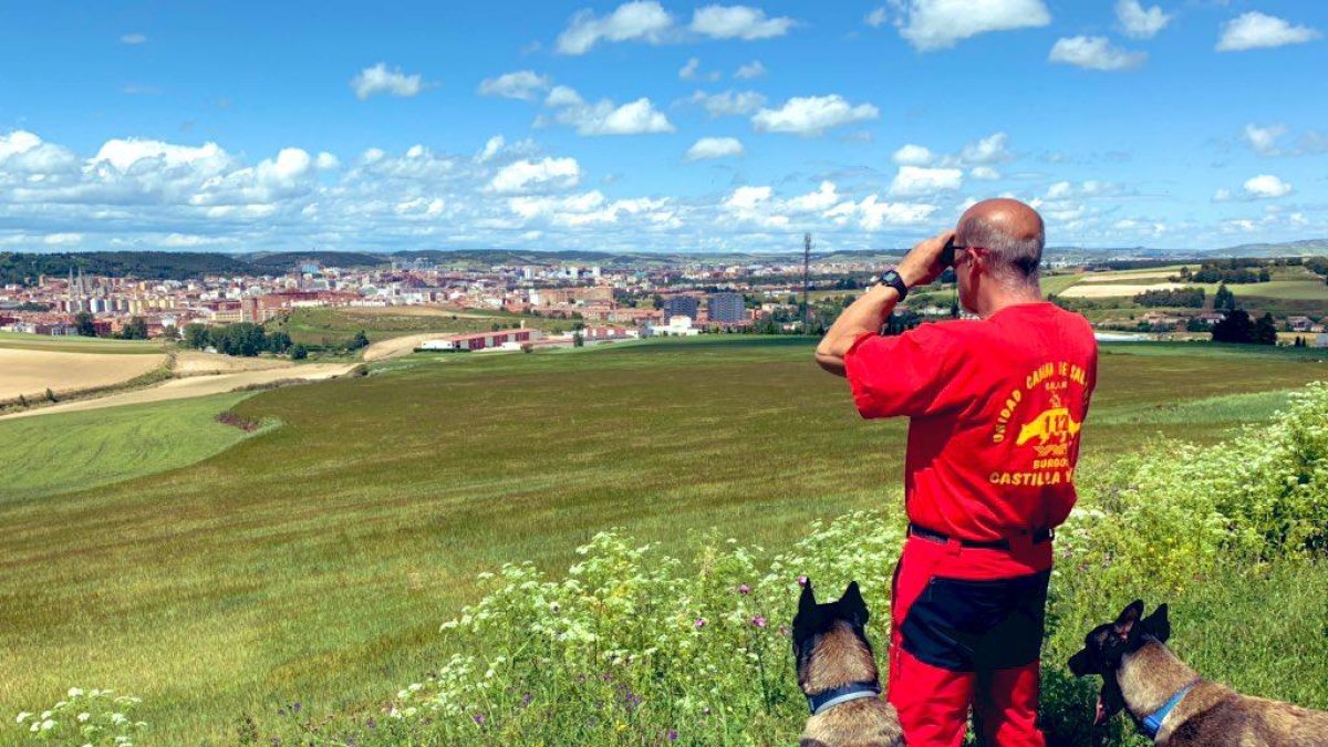 Un miembros del GREM durante la búsqueda por el entorno de la carretera de Arcos.