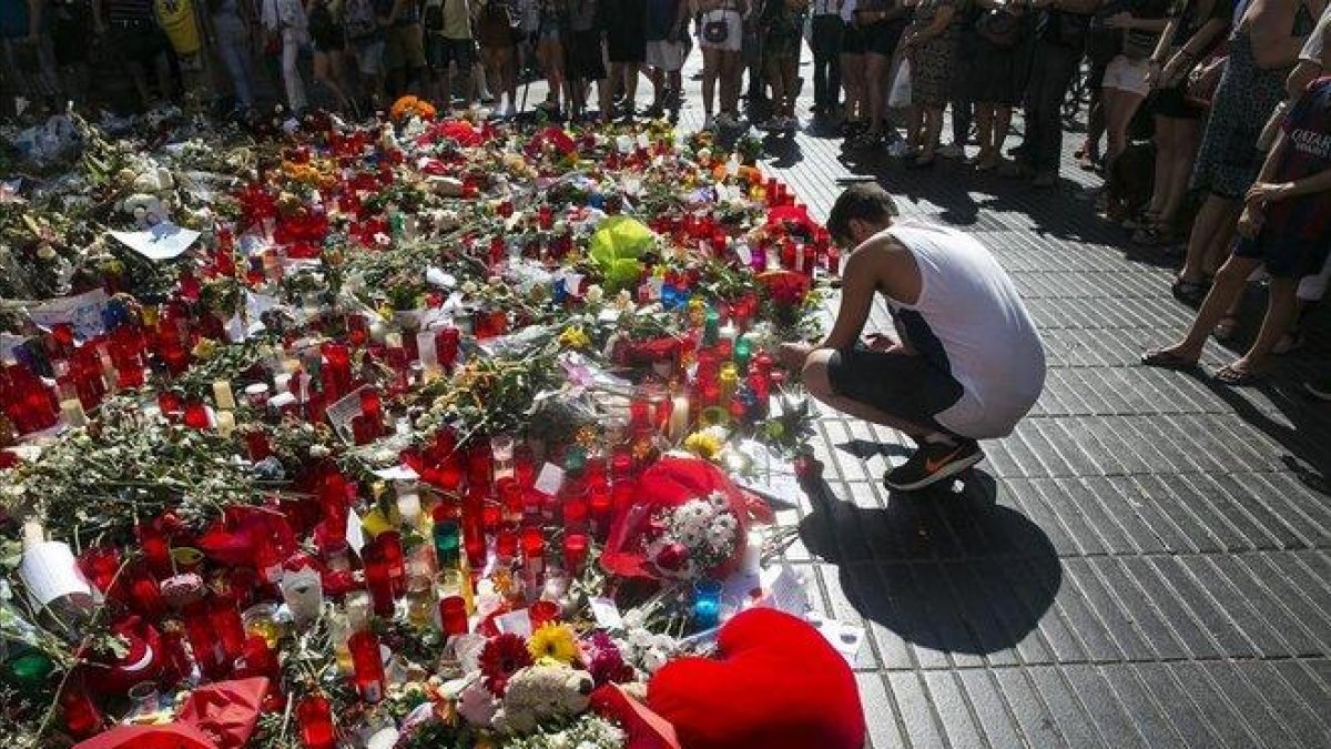 Ofrendas en la Rambla de Barcelona, tras el atentado del 17-A.-JOAN PUIG