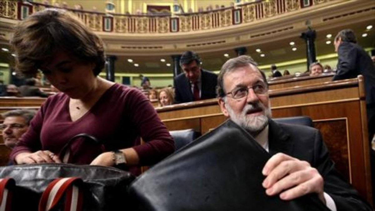 Rajoy y Sáenz de Santamaría, en el Congreso, ayer.-JUAN MANUEL PRATS