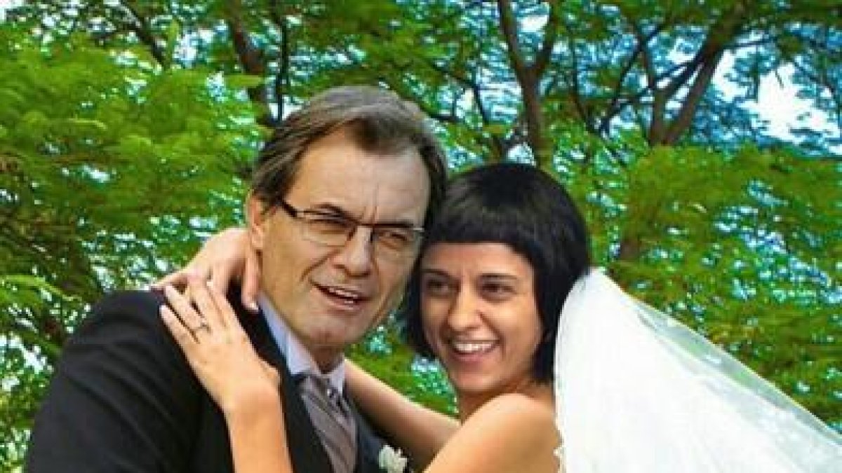 Foto trucada en la que se puede ver a Artur Mas y Anna Gabriel, en plena boda, felicitando el 2016.-TWITTER