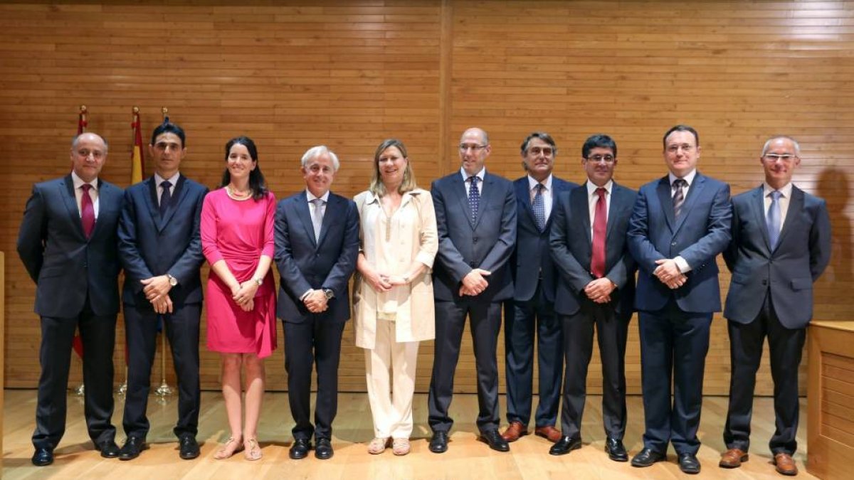 La consejera de Economía y Hacienda, Pilar del Olmo, posa junto a su equipo tras tomar posesión de sus cargos-Ical