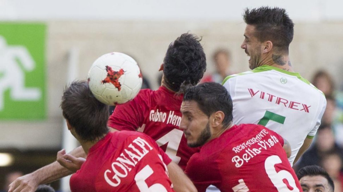 La defensa del Burgos intenta despejar un balón.-CELEDONIO MARTÍNEZ / DIARIO MONTAÑÉS
