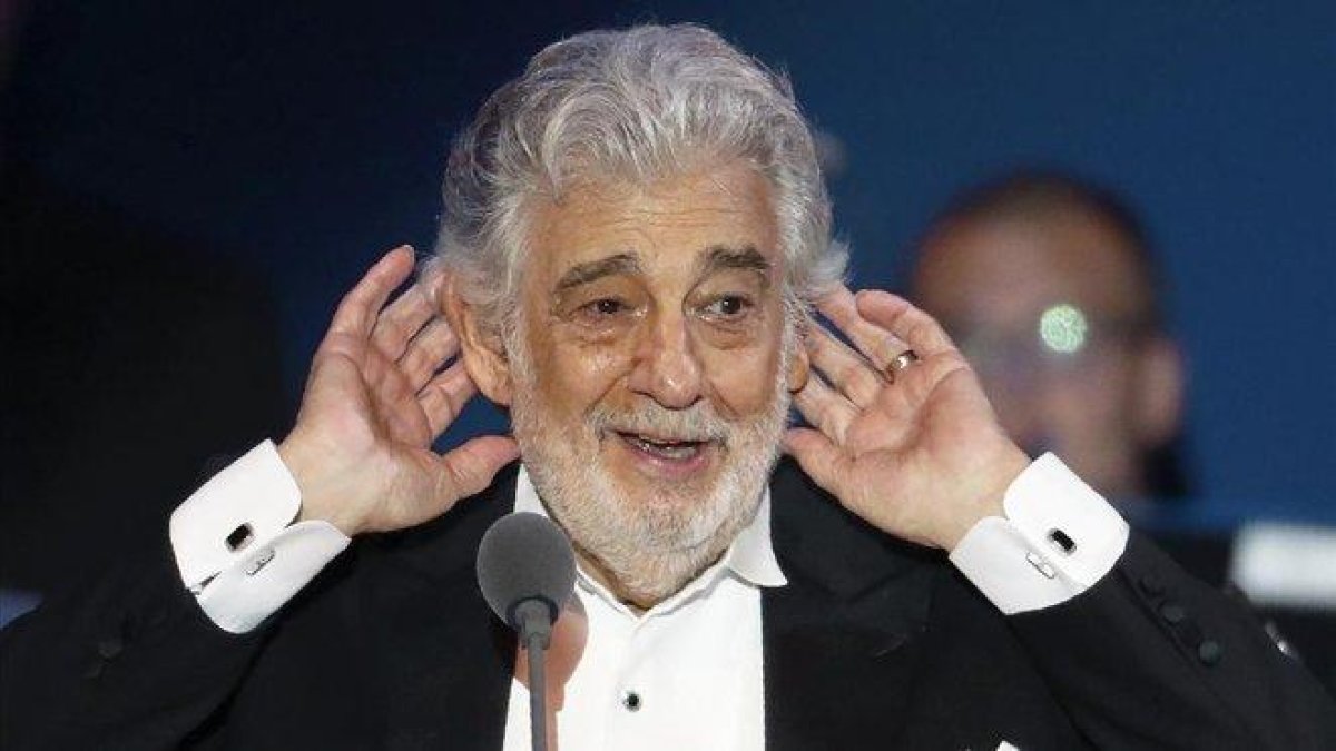 Plácido Domingo escucha los aplausos del público tras un concierto en Szeged (Hungría), el pasado 28 de agosto.-AP / LASZLO BALOGH