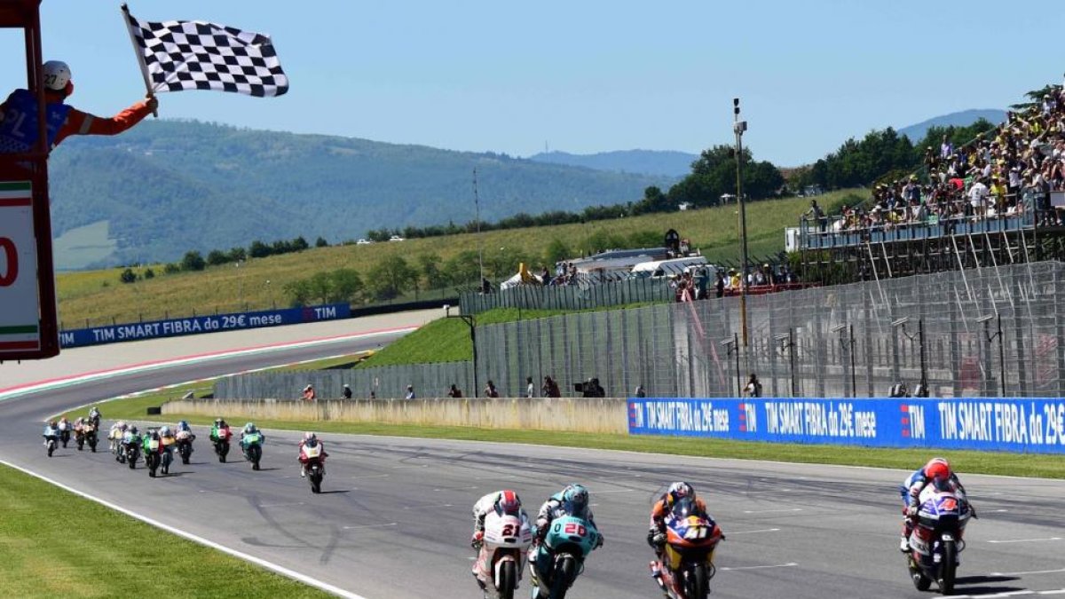 Binder cruza la meta de Mugello por delante de Di Giannantonio (derecha) y Bagnaia (izquierda).-GIUSEPPE CACACE / AFP