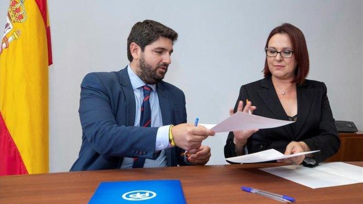 El presidente en funciones de la Region de Murcia, Fernando Lopez Miras, y la diputada de Ciudadanos Isabel Franco durante la firma del acuerdo global de Gobierno.-EFE/ MARCIAL GUILLEN