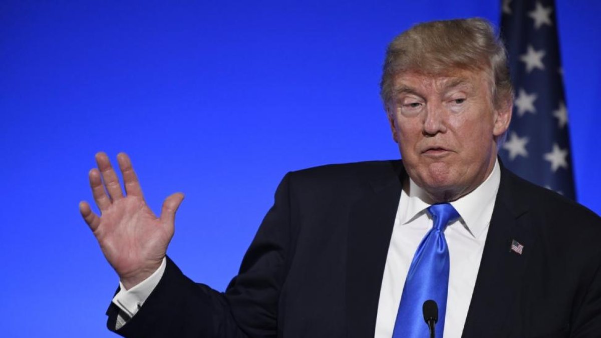 El presidente de los Estados Unidos, Donald Trump, ofrece una rueda de prensa junto a su homólogo francés Emmanuel Macron.-JULIEN DE ROSA / EFE
