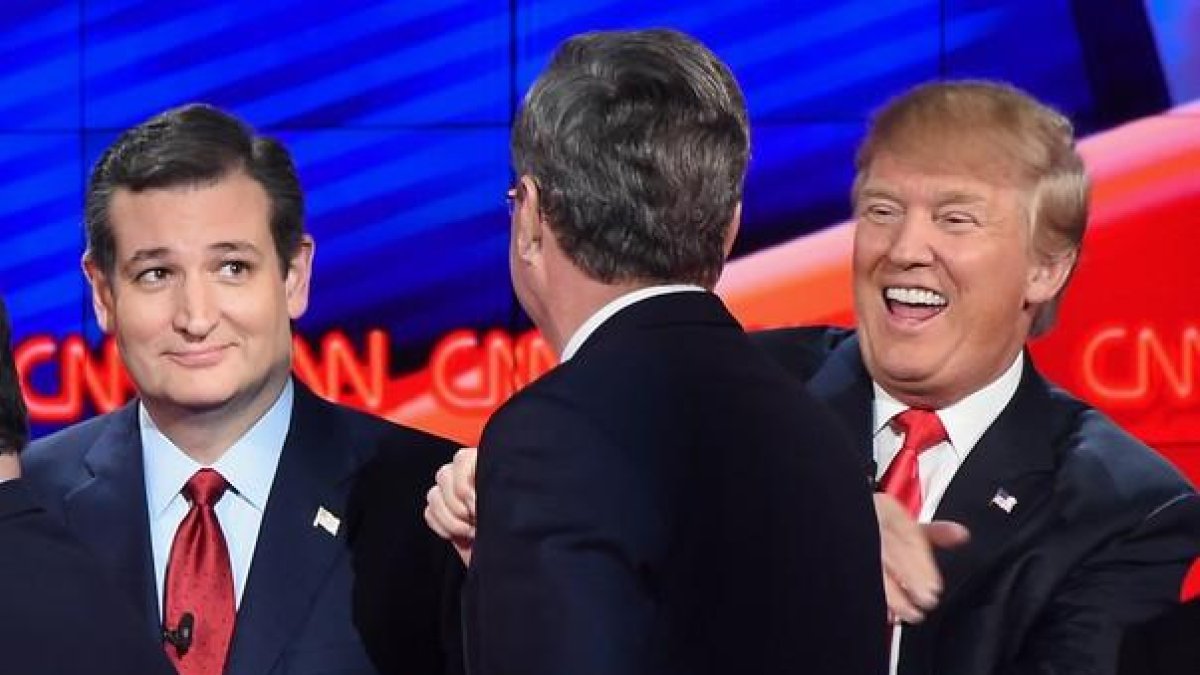 Jeb Bush (de espaldas) bromea con Ted Cruz (izquierda) y Donald Trump, al final del debate.-AFP / ROBYN BECK