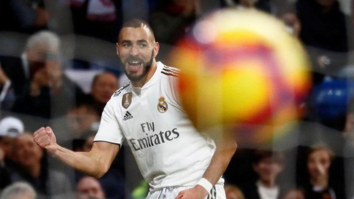 Karim Benzema celebra el 1-0 ante el Rayo.-REUTERS / JUAN MEDINA