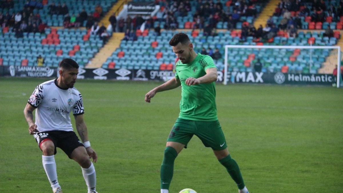 Rubén Lobato conduce el balón en un partido. BURGOS CF