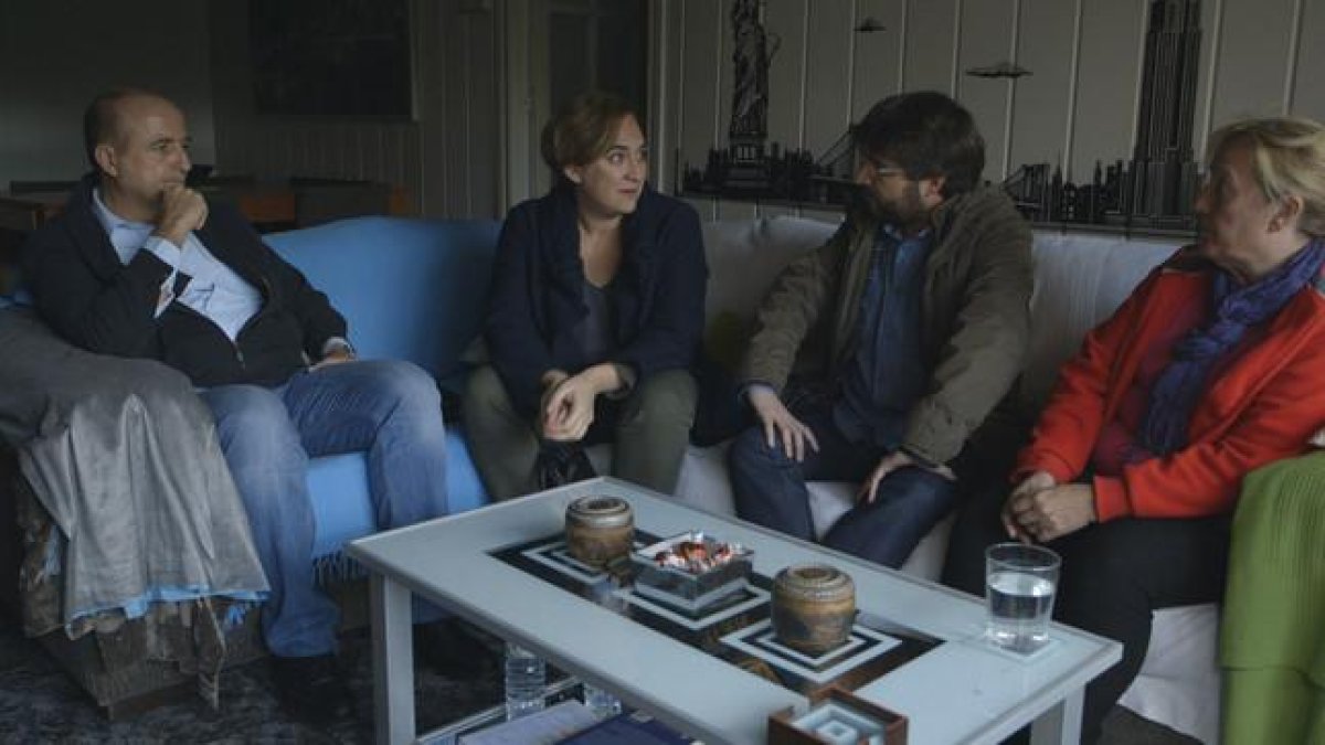 José Manuel Soria, Ada Colau y Jordi Évole hablan de pobreza energética con una persona que sufre por esta triste realidad.-ATRESMEDIA
