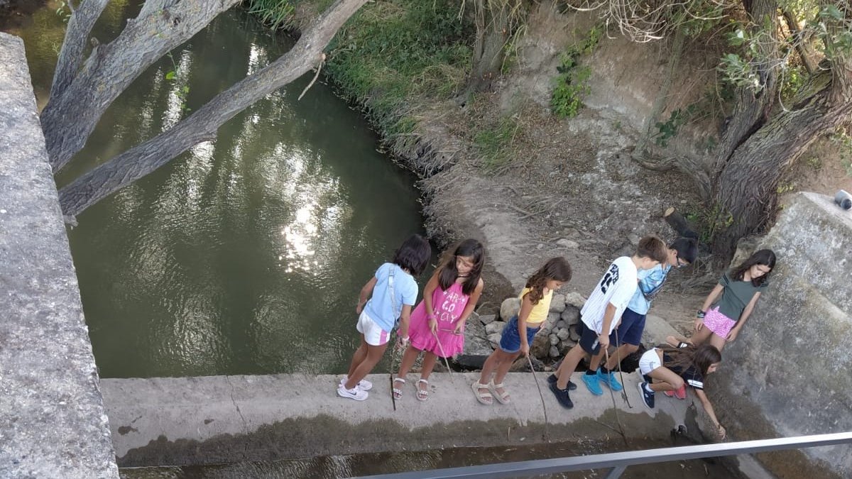 Niños de La Aguilera juegan en el rio