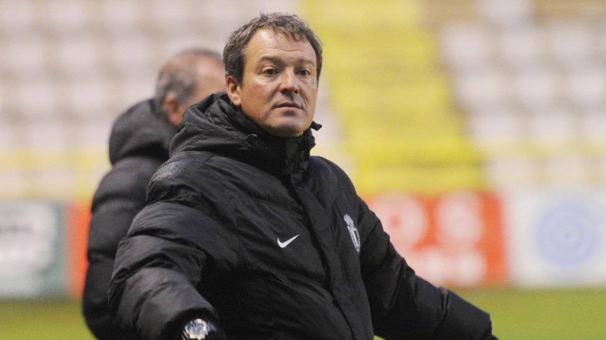 Ángel Viadero gesticula durante el choque que jugó el Burgos CF ante el Somozas-ISRAEL L. MURILLO