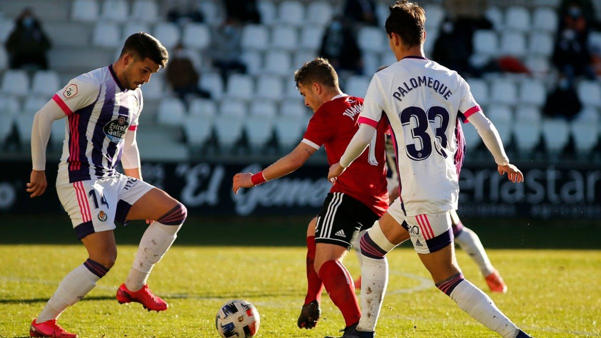 Juanma conduce el balón en el encuentro ante el Valladolid B. SANTI OTERO