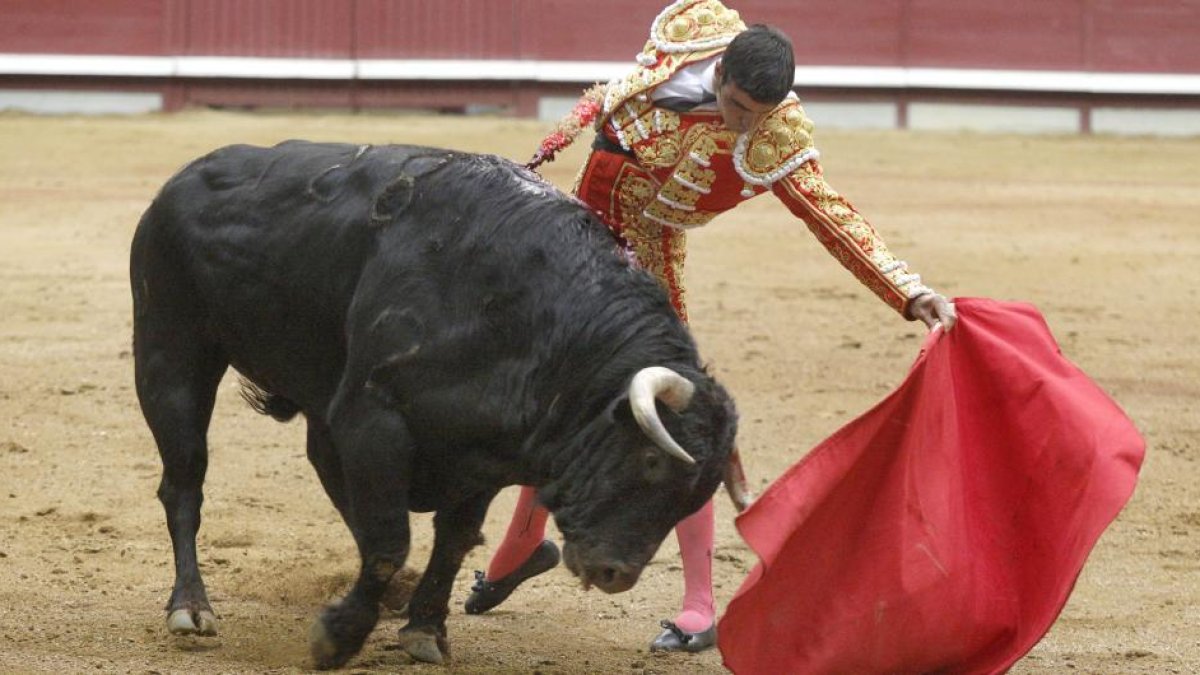 Excelente muletazo de Miguel Ángel Perera frente al buen segundo toro del Puerto al que le cortó las dos orejas.-SANTI OTERO