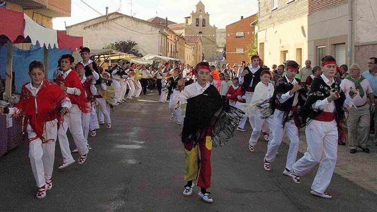 Durante el evento, jóvenes y mayores ejecutaron diferentes danzas tradicionales.-G.G.