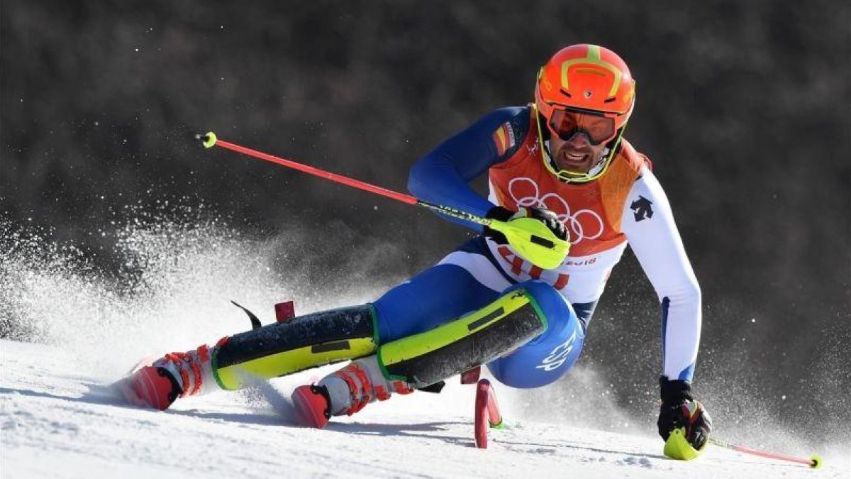 Quim Salarich, en la primera manga del eslalon olímpico.-AFP / FABRICE COFFRINI
