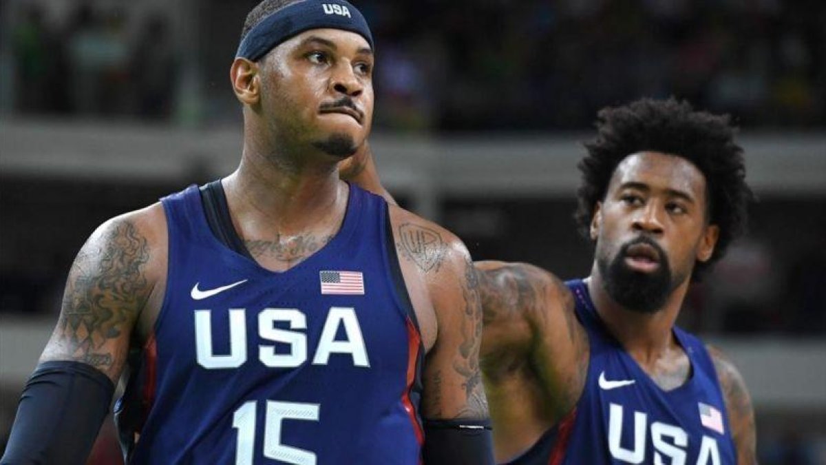Carmelo Anthony, delante de DeAndre Jordan, celebra una de sus decisivas canastas.-AFP / MARK RALSTON