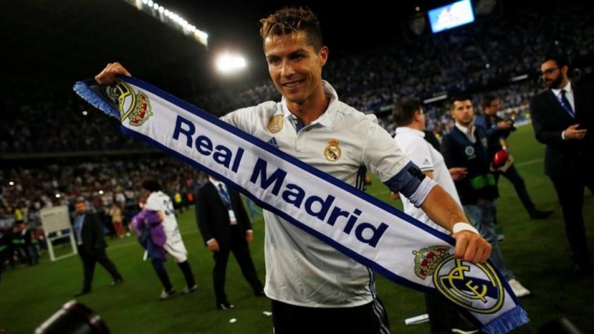Cristiano Ronaldo, con una bufanda del Madrid.-