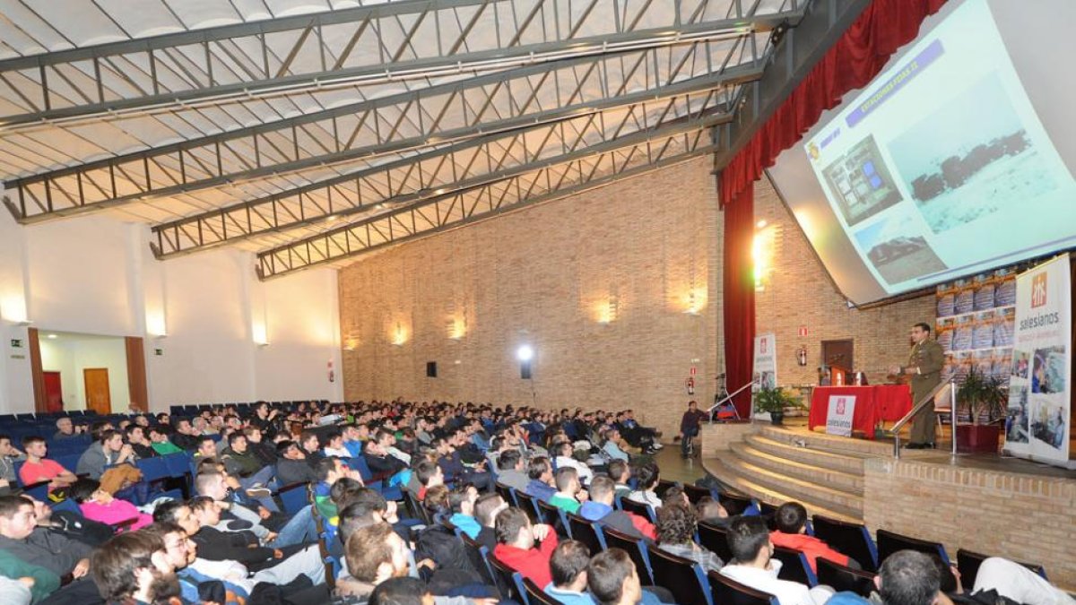 Un momento de la charla que inauguró ayer la semana de la electrónica, a cargo del teniente Carlos Parra de Pablo.-I. L.M.