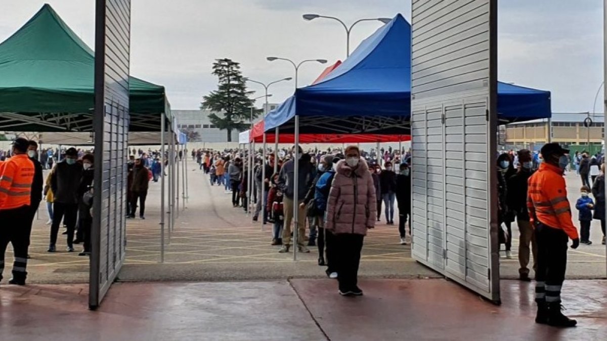 En el operativo están trabajando junto a los sanitarios, Policía Nacional, Local, Protección Civil, personal del Ayuntamiento y Cruz Roja. L. VELÁZQUEZ