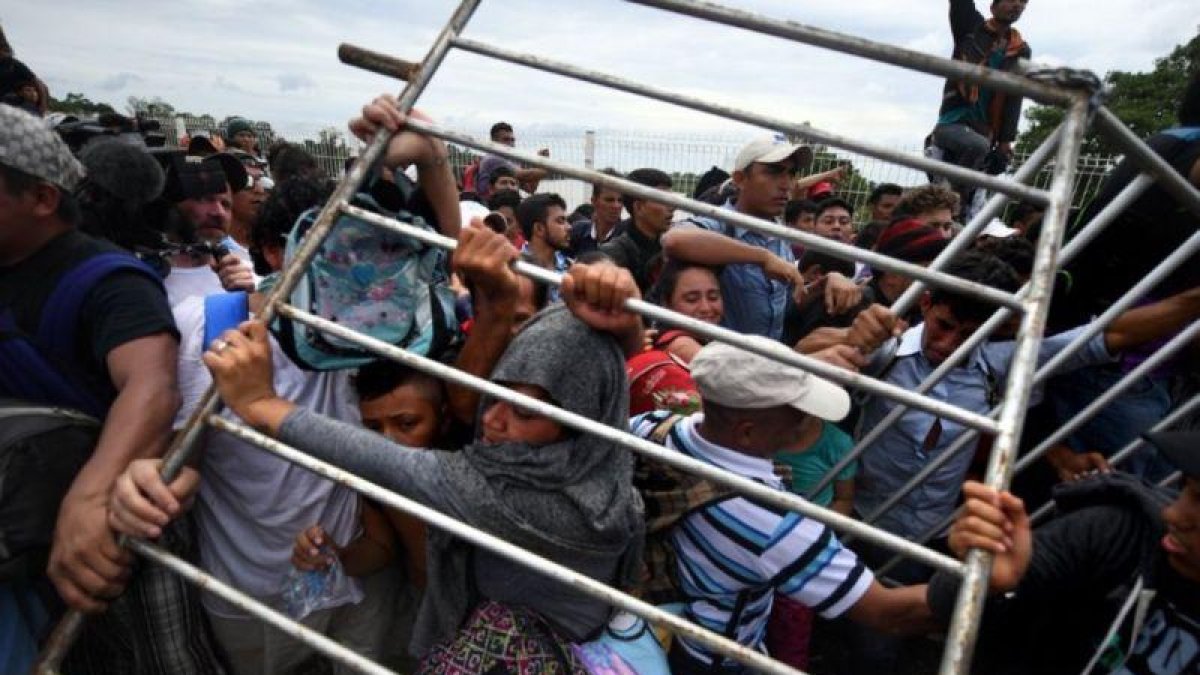 Migrantes intentando entrar en Estados Unidos.-EFE