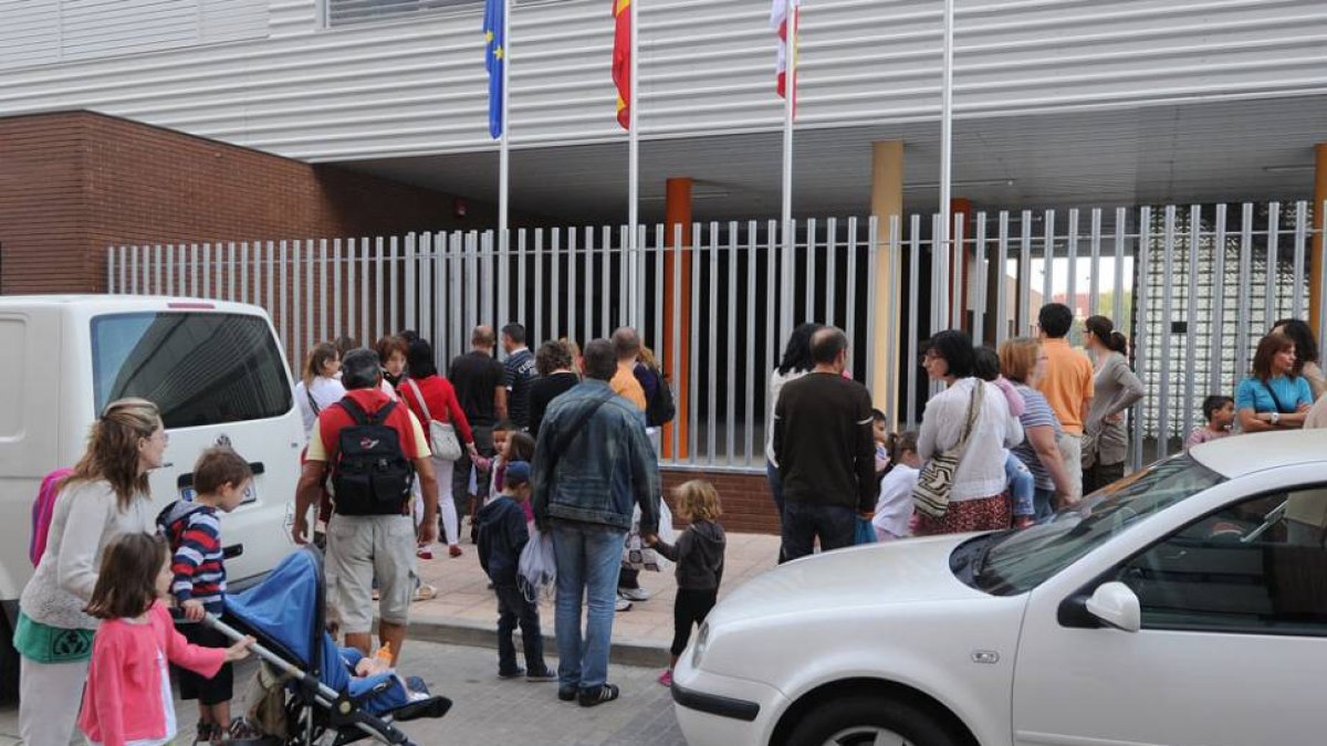 Niños y padres a la entrada del colegio de Fuentecillas, donde la demanda se ha suavizado este año.-R.G.O.
