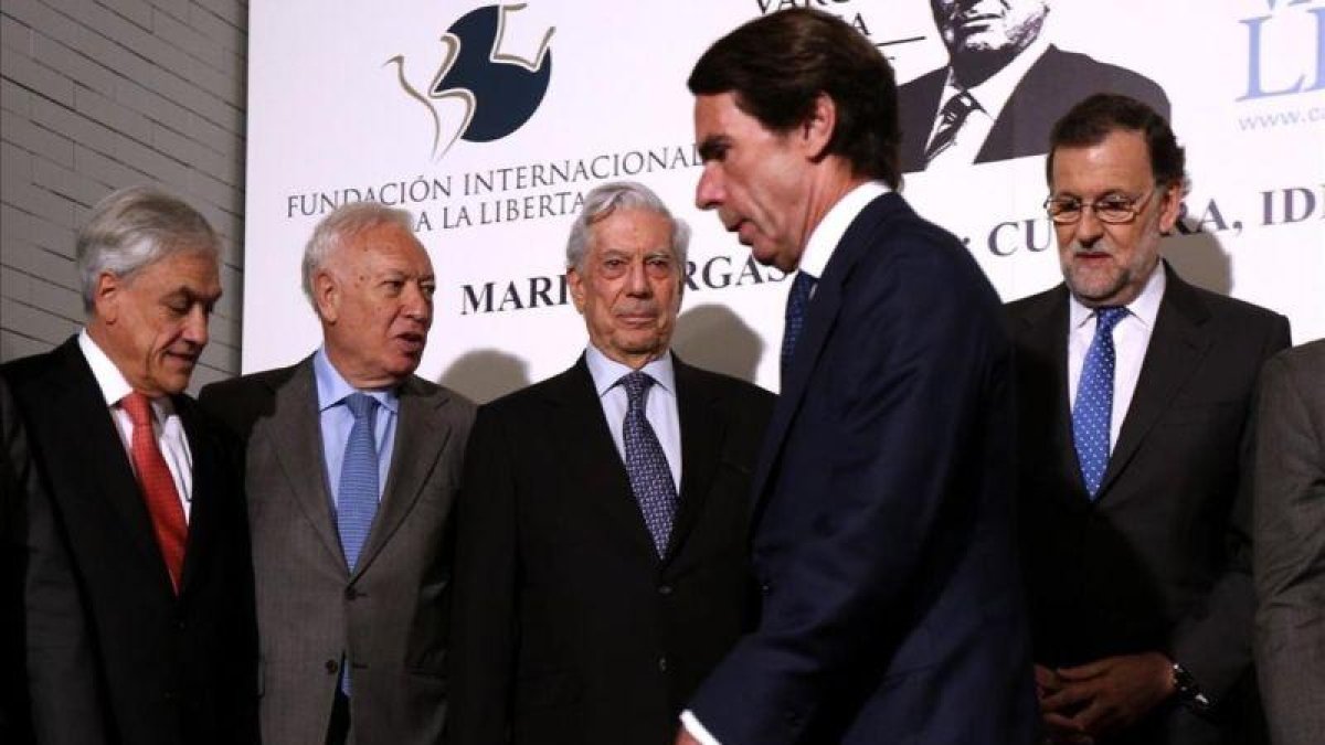 Aznar y Rajoy evidencian la frialdad entre ambos en un acto de homenaje a Mario Vargas Llosa, el pasado marzo, en Madrid.-DAVID CASTRO